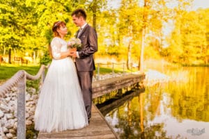 Brautpaar mit Wasser Janek und Denise - Hochzeitsfotografie