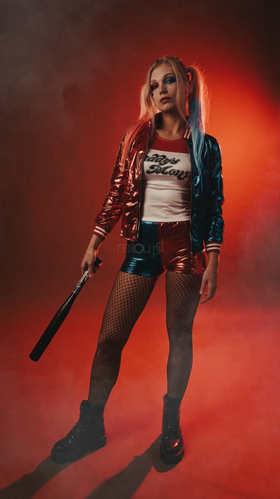 Miloupd-Portraitfotografie-Portrait-Harley-Quinn-Studioshooting-Halloween-Karneval-Harley-Baseballschlaeger-hart