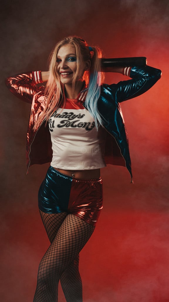 Miloupd-Portraitfotografie-Portrait-Harley-Quinn-Studioshooting-Halloween-Karneval-Harley-Baseballschlaeger