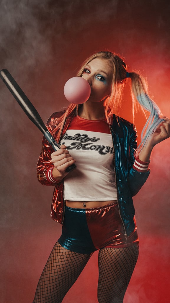 Miloupd-Portraitfotografie-Portrait-Harley-Quinn-Studioshooting-Halloween-Karneval-Harley-Kaugummi-links