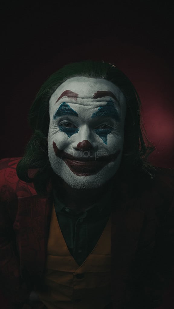Miloupd-Portraitfotografie-Portrait-Joker-Studioshooting-Halloween-Karneval-Joker-Portrait-Lachen-rot