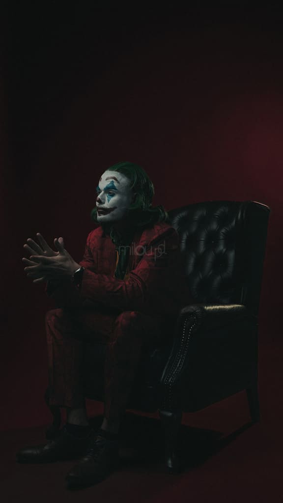 Miloupd-Portraitfotografie-Portrait-Joker-Studioshooting-Halloween-Karneval-Joker-Portrait-Lachen-rot