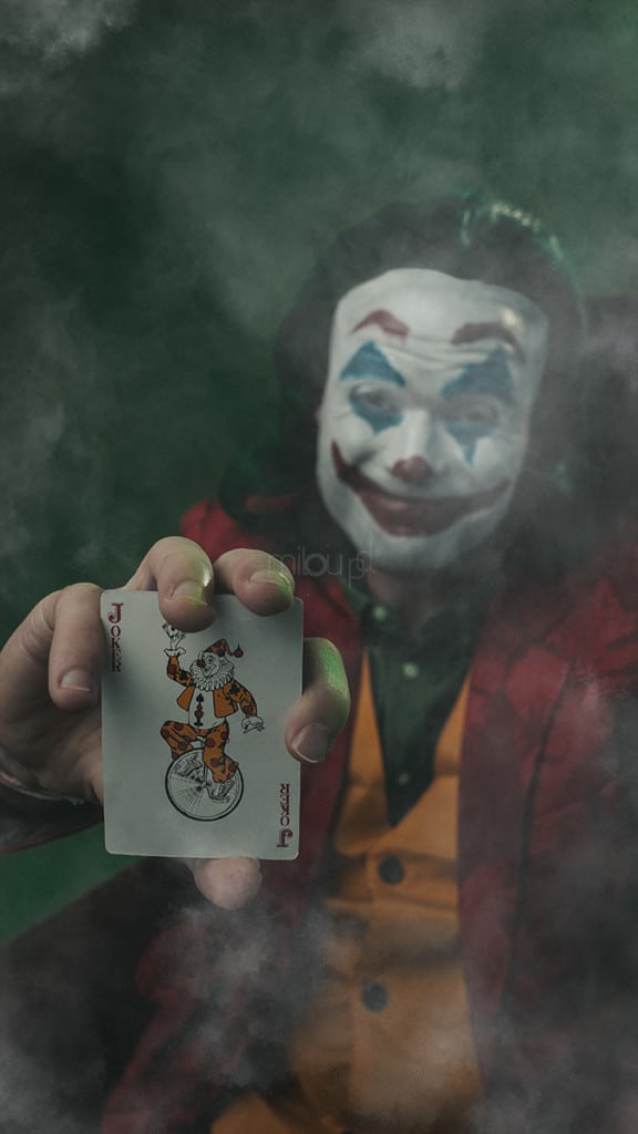 Miloupd-Portraitfotografie-Portrait-Joker-Studioshooting-Halloween-Karneval-Joker-mit-Karte