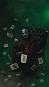 Miloupd-Portraitfotografie-Portrait-Joker-Studioshooting-Halloween-Karneval-Joker-mit-fliegenden-Karten-in-gruen