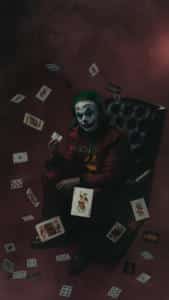 Miloupd-Portraitfotografie-Portrait-Joker-Studioshooting-Halloween-Karneval-Joker-mit-fliegenden-Karten-in-rot