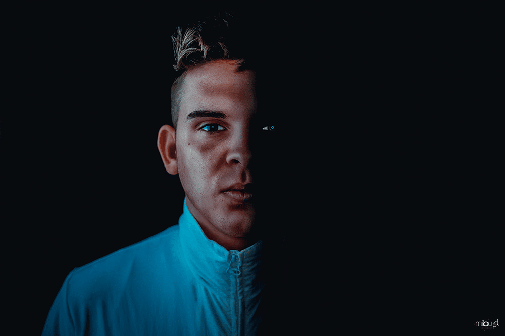Portrait mit schwarzem Hintergrund Dex gerade aus